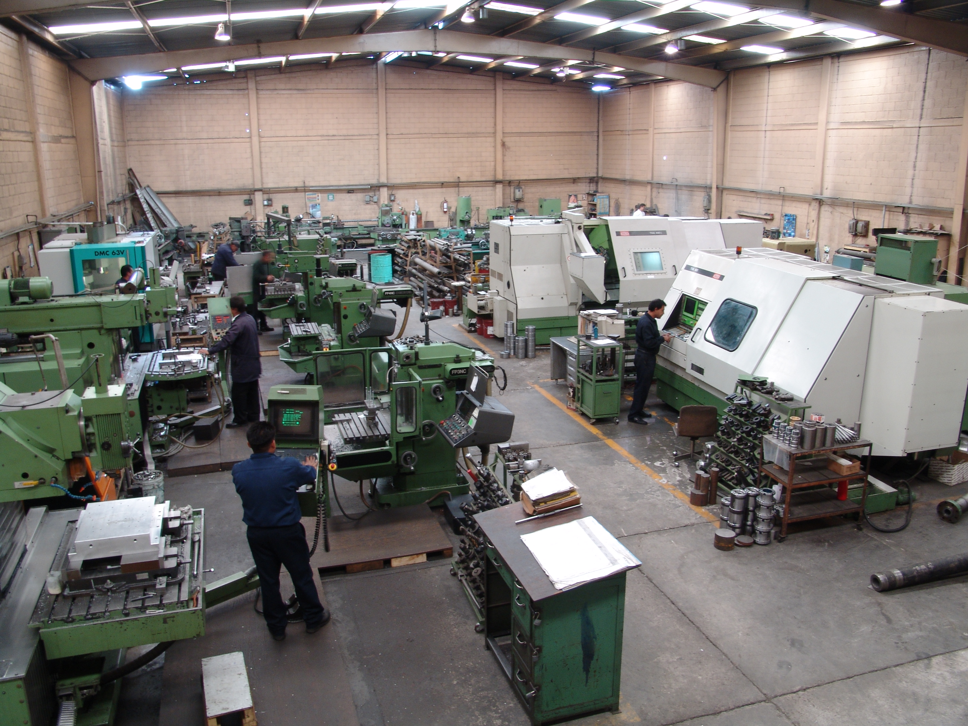 Planta de manufactura Beutelspacher con personal técnico